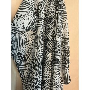 Jaclyn Smith Collection Wrap Scarf Womens OS Black White Excellent Animal Print